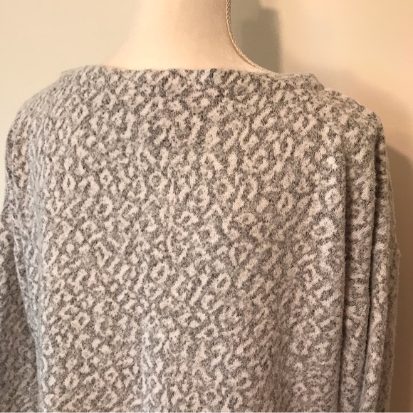 Saturday Sunday Anthropologie Gray White Leopard Print Pullover Sweater Size XS - Picture 12 of 15
